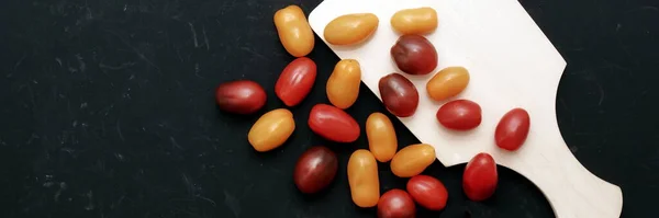 Plum Cherry Tomaten White Cutting Board Geassorteerde Plum Cherry Tomaten — Stockfoto