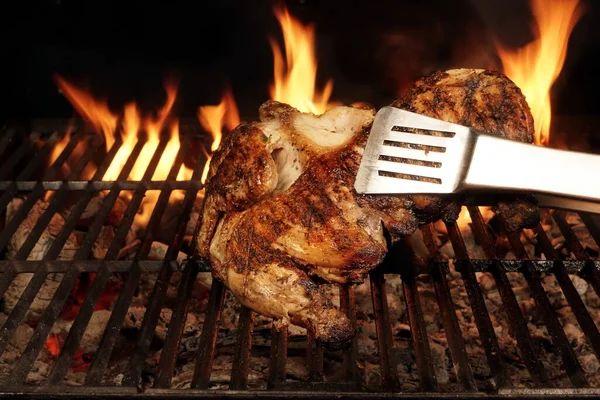 Hele Kip Gegrild Hete Barbecue Charcoal Flaming Grill Sappig Kippenvlees — Stockfoto