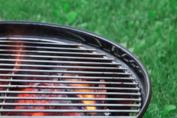 Pozo Parrilla Con Hervidor Agua Con Carbón Llamas Barbacoa Hot —  Fotos de Stock