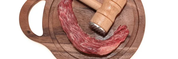 Schab Polędwicy Steak Wołowina Lub Surowa Spódnica Steak Butcher Hammer — Zdjęcie stockowe