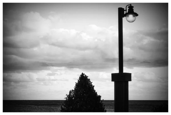 Egyetlen Lámpaoszlop Felhős Égbolttal Tengerparton — Stock Fotó
