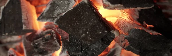 Grill Pit Barbecue Con Carbone Ardente Fiammeggiante Carbone Caldo Incandescente — Foto Stock
