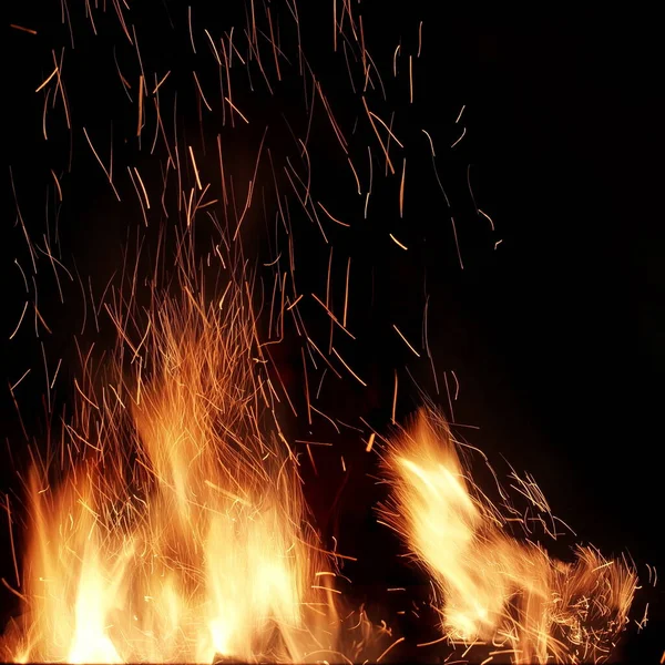 炎と黒の背景に隔離された火花の炎 概要炎の背景 魔法の火の壁紙 フライング スパークス背景 クローズアップ ビュー 夜になると炎が燃え上がる エネルギーコンセプト — ストック写真