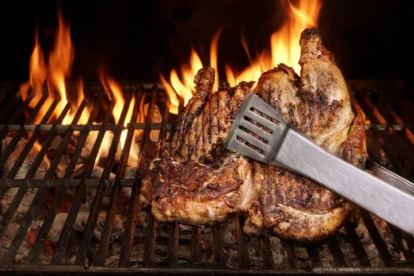 Pui Întreg Grătar Grătar Fierbinte Cărbune Flaming Grill Carnea Pui — Fotografie, imagine de stoc