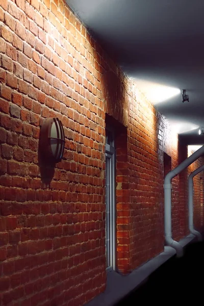 Éclairage Façade Sur Mur Brique Vieille Maison Nuit Vue Perspective — Photo