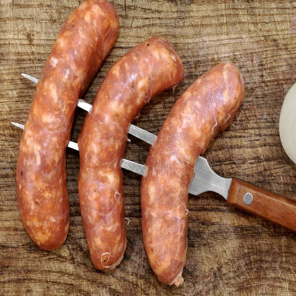 Rohwurst Naturdarm Gefüllte Würste Auf Altem Holzschneidebrett Und Gabel Blick — Stockfoto