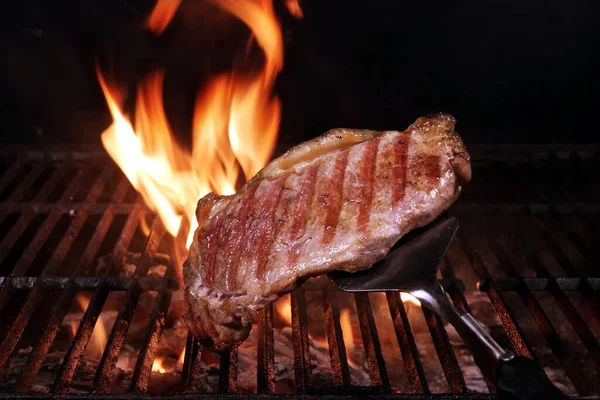 Bife Grelhado Carne Preta Marmorizada Angus Churrasco Quente Churrasqueira Closeup — Fotografia de Stock