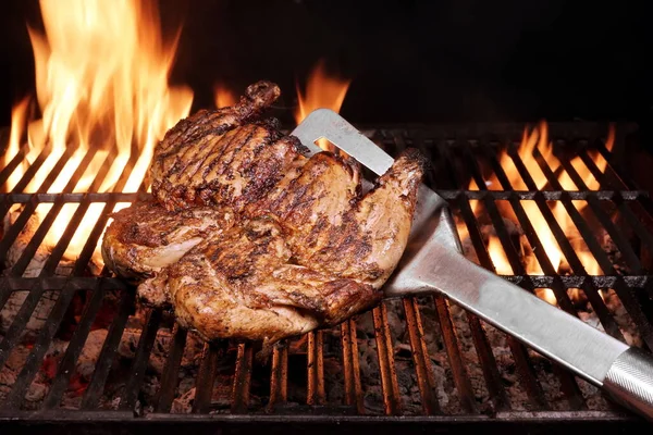 Hele Kip Gegrild Hete Barbecue Charcoal Flaming Grill Sappig Kippenvlees — Stockfoto