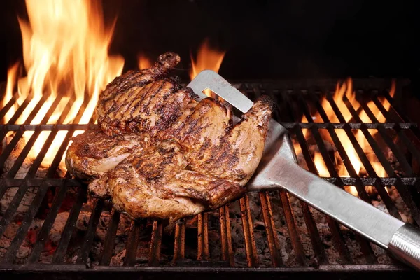 Celé Kuřecí Grilované Žhavém Grilu Dřevěným Uhlím Šťavnaté Kuřecí Maso — Stock fotografie