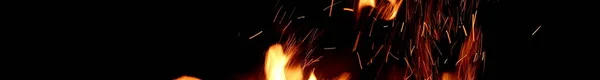 火焰和火花在黑色背景下被隔离 摘要火灾背景 神奇的火墙纸 飞行火花背景 闭合视图 夜间篝火熊熊燃烧 能源概念 — 图库照片