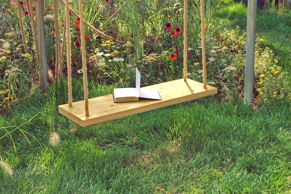 Wooden Swing Garden Open Book Swing Beautiful Summer Backyard Garden — Stock Photo, Image