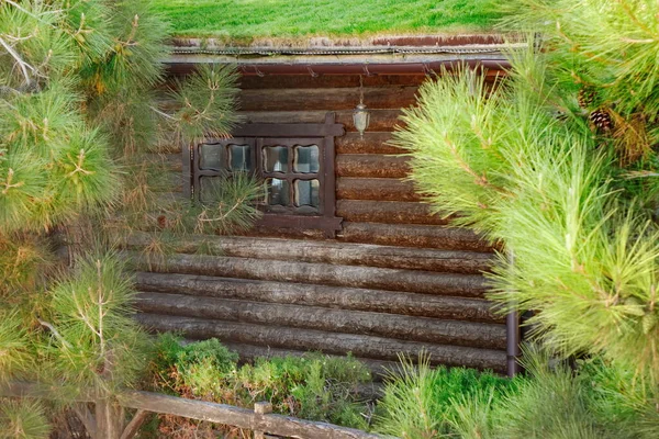 Log Cabin Houten Huis Met Twee Ramen Een Heuvel Het — Stockfoto