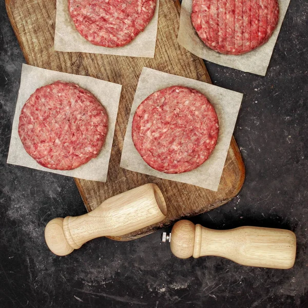 Surowe Hamburgery Wieprzowiną Wołową Narzędzia Grillowania Młyn Przyprawowy Drewnianej Desce — Zdjęcie stockowe