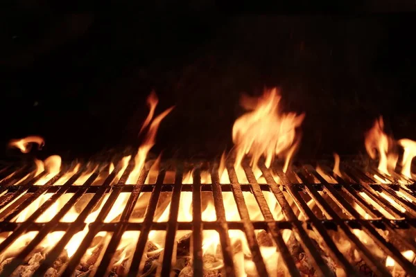 空无一人的火锅烧炭烤架 在铸铁板条箱上烤热烤箱 准备烹调食物 在花园或后院举行烧烤派对的概念 明焰黑隔离烤架 — 图库照片