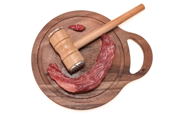 Tenderloin Beef Steak Або Raw Skirt Steak Butcher Hammer Mallet — стокове фото