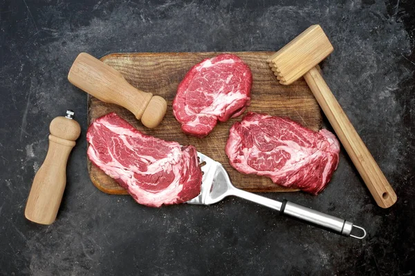 Nötkött Biffar För Bbq Eller Grillning Overhead View Marmorerade Råa — Stockfoto