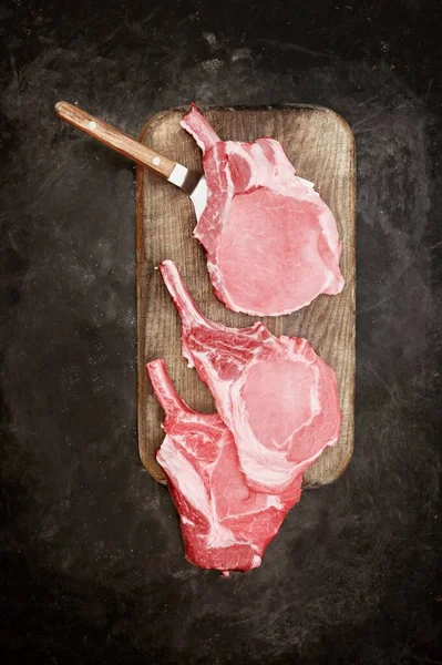 Bifes Osso Porco Cru Brown Old Cutting Board Bifes Porco — Fotografia de Stock