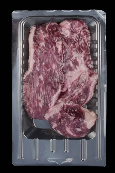 Steak Boeuf Striploin Emballage Sous Vide Isolé Sur Fond Noir — Photo