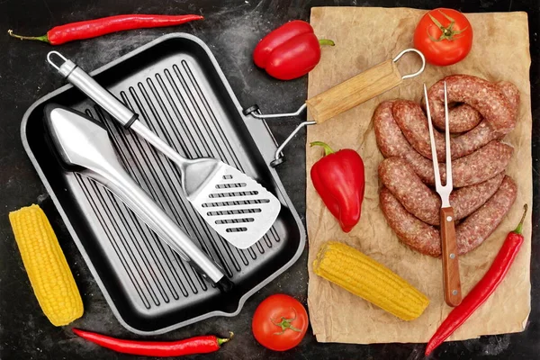 Rauwe Gevulde Worsten Lege Grillpan Groenten Grillgereedschap Rustieke Zwarte Achtergrond — Stockfoto