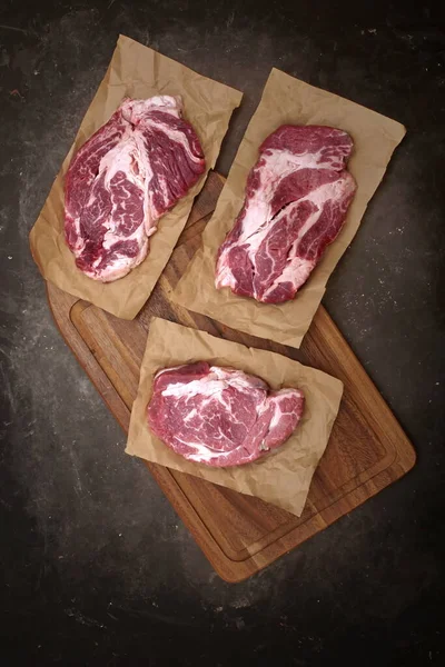 Steaks Boeuf Longe Marbrés Crus Sur Planche Découper Bois Steaks — Photo