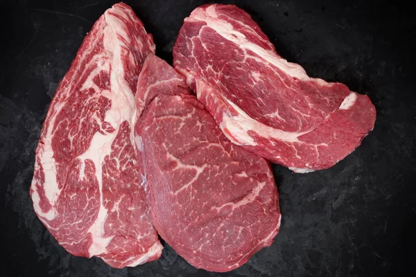 Rauwe Biefstuk Sirloin Beef Steaks Bovenaanzicht Veel Raw Striploin Steaks — Stockfoto