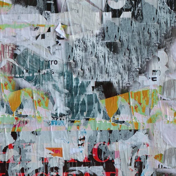 Parçalanmış Yırtılmış Soyulmuş Posterleri Olan Artistik Urban Sokak Pis Duvarı — Stok fotoğraf