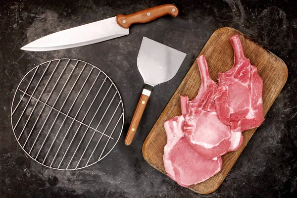 Nyers Sertéshús Steak Grillsütő Szerszámok Faaprító Asztalon Tomahawk Sertéshús Vágódeszkán — Stock Fotó