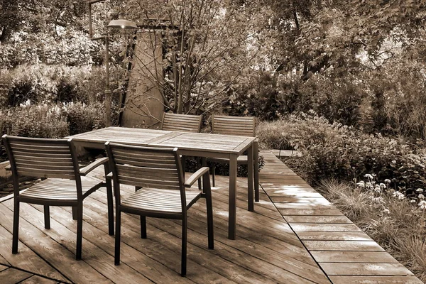 Ogród Drewniane Patio Drewnianym Stołem Jadalnym Krzesłami Podłodze Harwood Decking — Zdjęcie stockowe