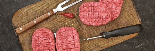 Hovězí Maso Grilování Surové Mleté Steak Burgery Dřevěné Řezací Prkno — Stock fotografie