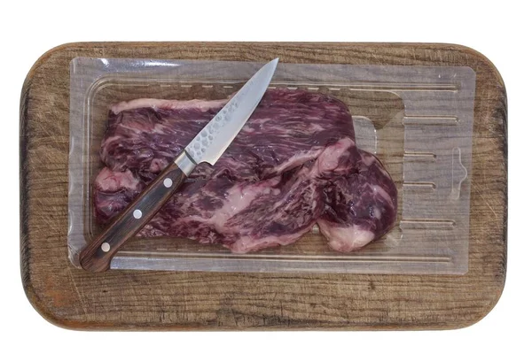 Bistecca Manzo Striploin Vassoio Plastica Con Pacchetto Vuoto Sul Tagliere — Foto Stock