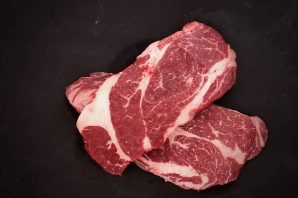Rauwe Biefstuk Sirloin Beef Steaks Bovenaanzicht Veel Raw Striploin Steaks — Stockfoto
