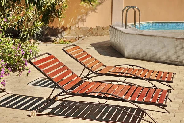 Chaise Lounges Madera Tumbonas Jardín Patio Piscina Sillas Cubierta Madera — Foto de Stock