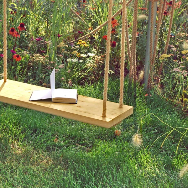 Balançoire Bois Dans Jardin Avec Livre Ouvert Balancez Vous Dans — Photo