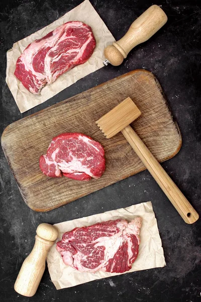 Marmer Raw Loin Beef Steaks Wooden Hammer Salt Dan Pepper — Stok Foto
