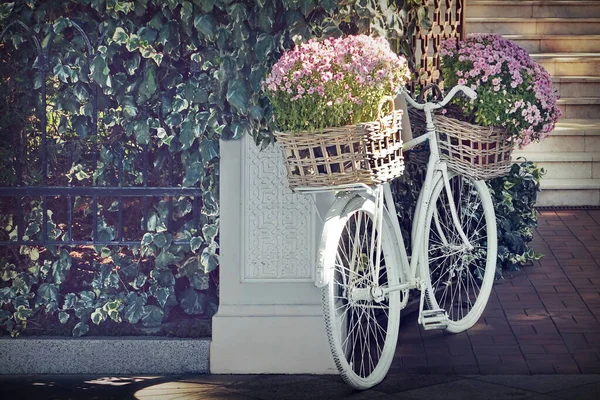 Retro Basket Çiçekli Klasik Beyaz Bisiklet Marble Merdiveni Öncesi Girişi — Stok fotoğraf