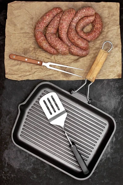 2016 Raw Stuffed Sausages Empty Grill Pan Grill Tools Rustic — 스톡 사진