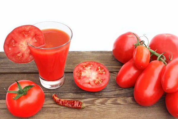 Tomato Juice in glass and ripe tomatoes — Stock Photo, Image