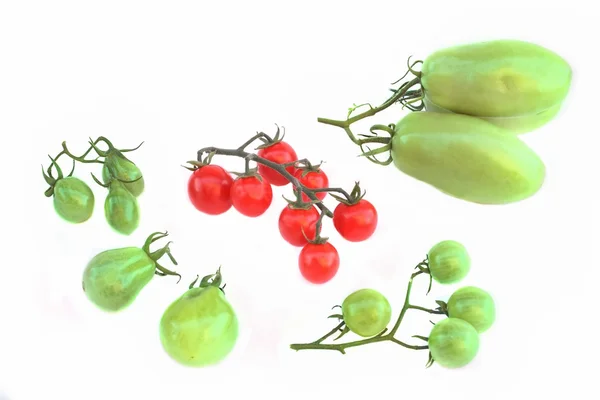 Olgun Kiraz ve yeşil olgunlaşmamış domates — Stok fotoğraf