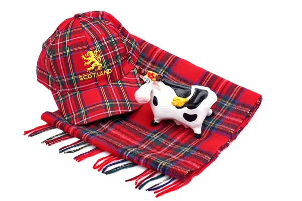 Gorra de tartán rojo escocés, bufandas de tartán y ganado de las tierras altas — Foto de Stock