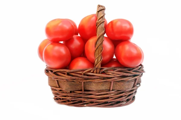 Grandes tomates dans le panier — Photo