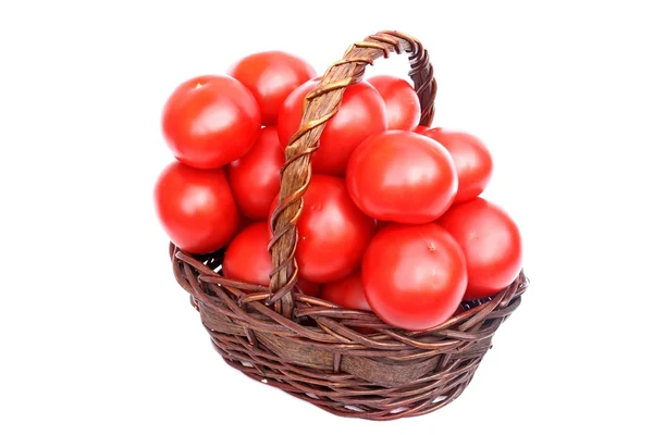 Grote tomaten in de mand — Stockfoto