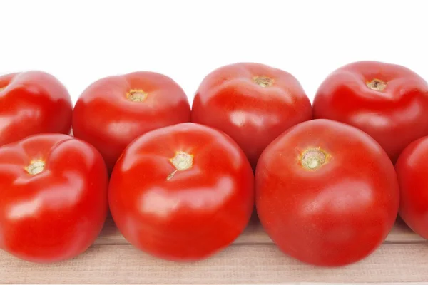 Tomates grandes no tabuleiro de madeira — Fotografia de Stock