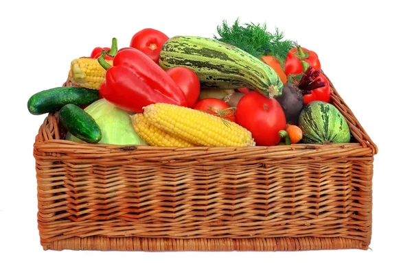 Свежие овощи Смешайте в плетеной коробке — стоковое фото