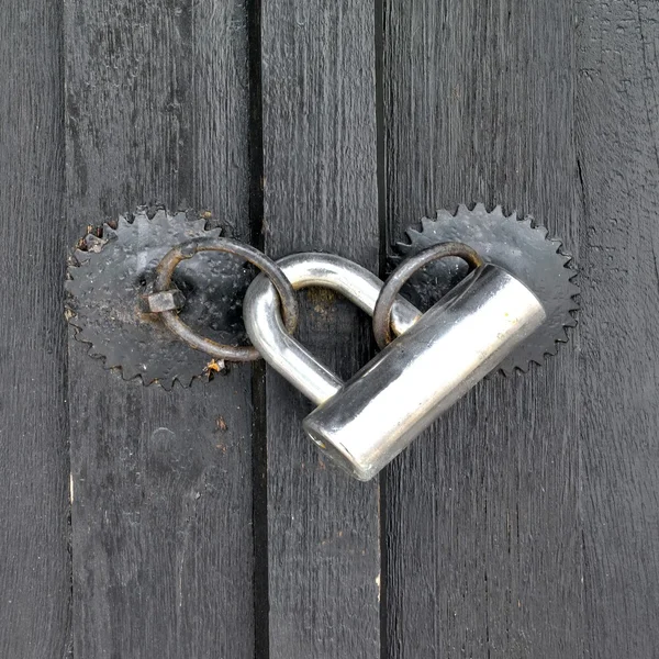 Cadeado moderno na porta de madeira preta texturizada — Fotografia de Stock