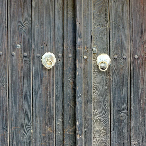 Stará dřevěná brána — Stock fotografie