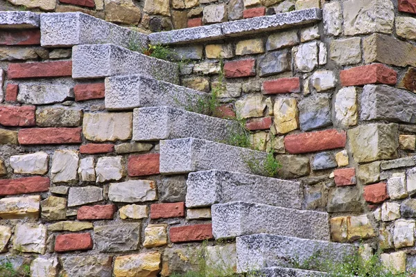 Vieux escalier en pierre blanche et mur en pierre multicolore — Photo