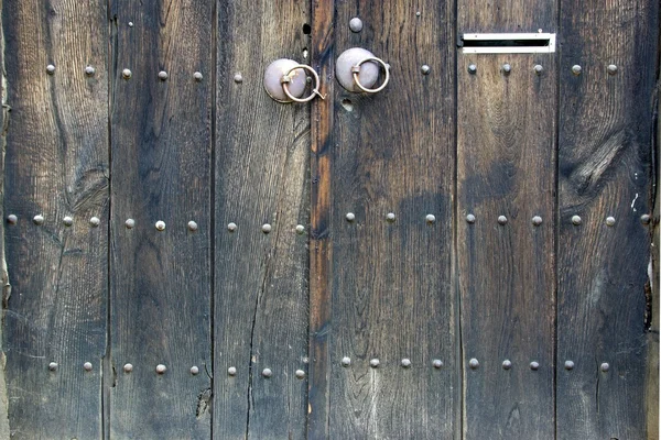 Puerta de madera vieja con ranura de correo — Foto de Stock