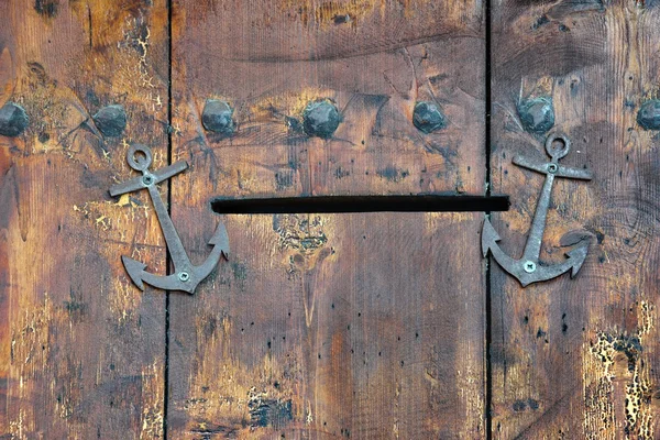 Puerta de madera vieja con ranura de correo —  Fotos de Stock