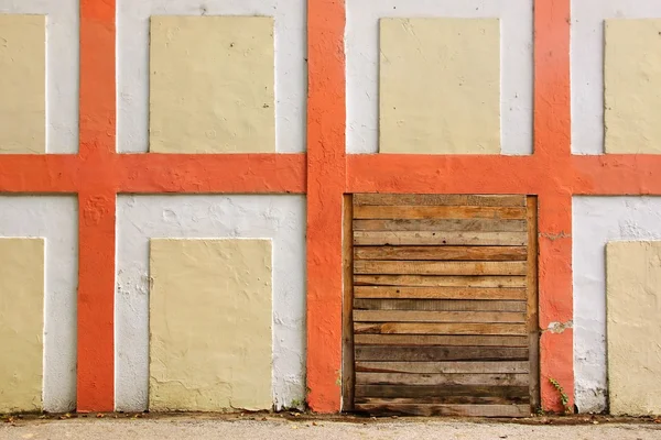 Stará bílá zeď s kostkovaný vzor Detail a dřevěných dveří — Stock fotografie