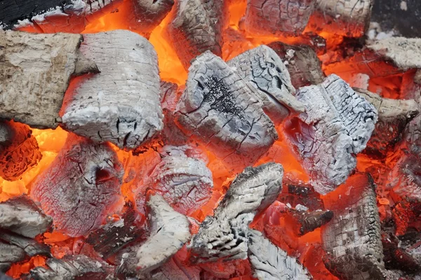 Charbons lumineux dans la fosse à barbecue — Photo